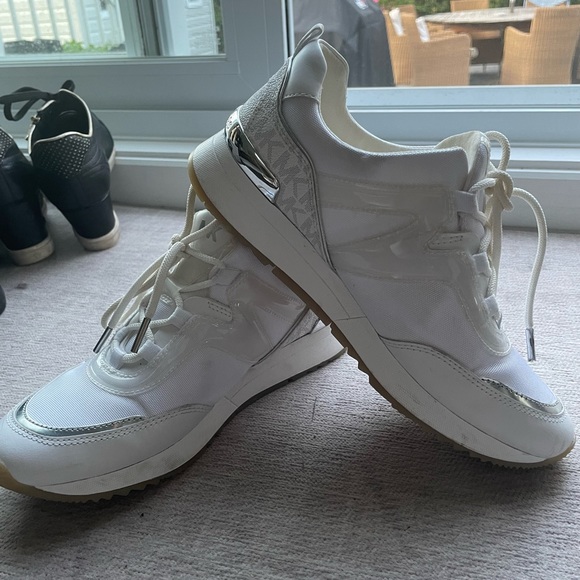 Almost new white Michael Kors sneakers size 8,5. Only wore twice - Picture 3 of 6